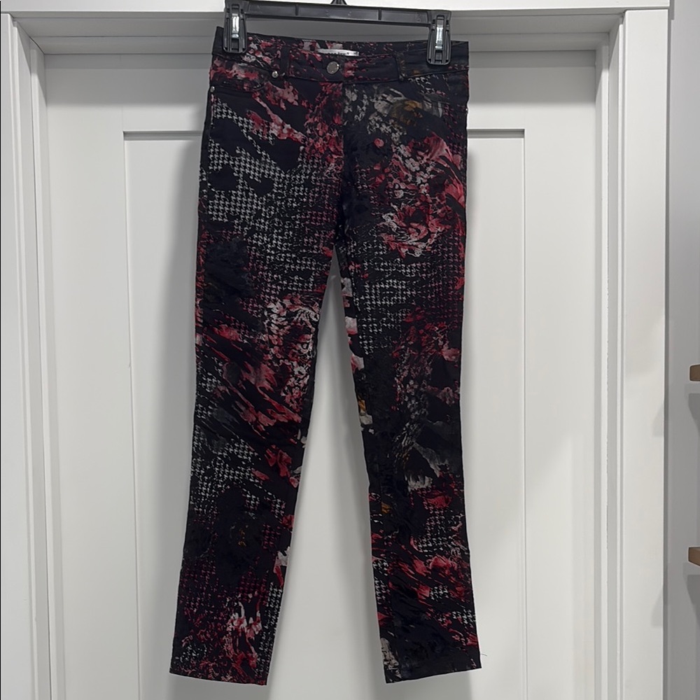 Stylish Women's Cropped Pants - Black and Red